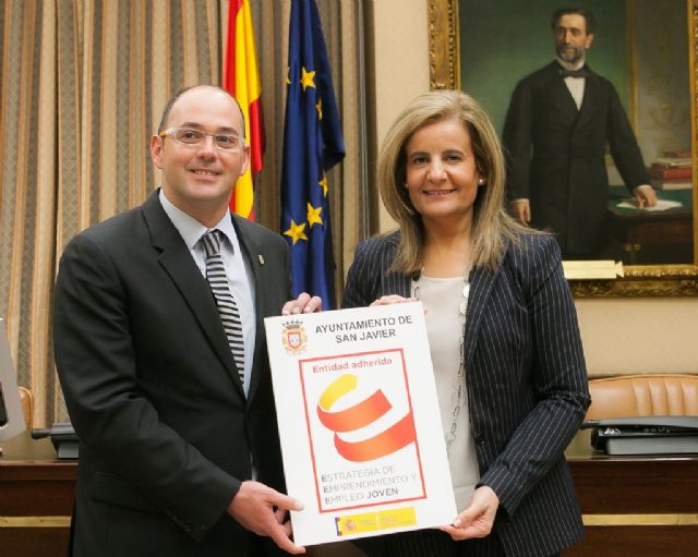La ministra de Empleo, Fátima Báñez entrega a Pedro López el sello que reconoce el compromiso del Ayuntamiento con el plan estratégico de Emprendimiento y Empleo Joven