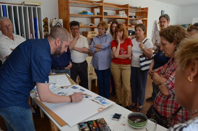 El pintor Nono García imparte una 'Masterclass' de acuarela a los alumnos de los talleres municipales de pintura