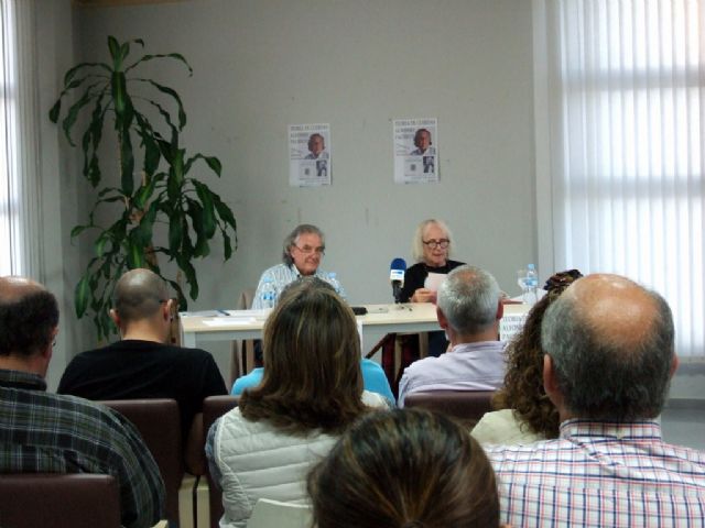Alfonso Pacheco presentó su novela 'Teoría de Cuerdas' acompañado por Soren Peñalver en la biblioteca de San Javier