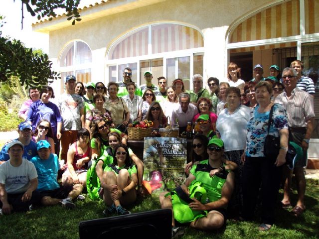 Un grupo de 50 vecinos visitan la Estación Depuradora y un huerto ecológico dentro del programa de la Semana del Medio Ambiente