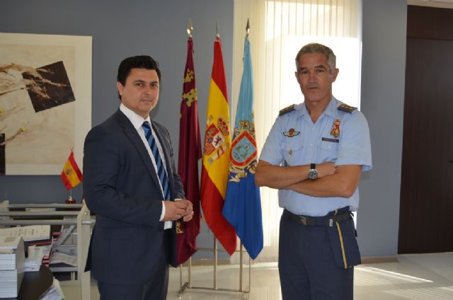 El Alcalde recibe al coronel director de la AGA, Juan Pablo Sánchez de Lara