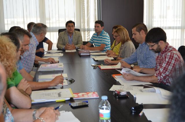 El alcalde se compromete a reactivar derechos de los empleados municipales en la primera reunión de la Mesa General de Negociación