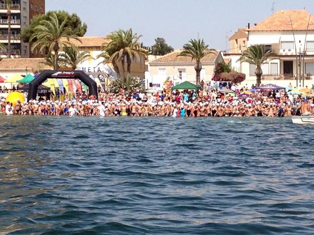 Más de 400 nadadores en la XIII Travesía Playas de San Javier y III Travesía Popular
