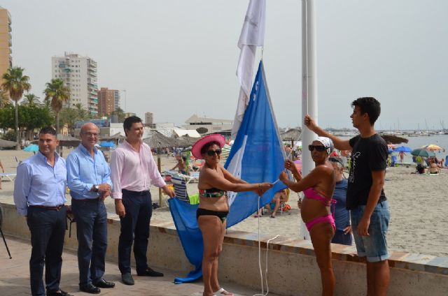 Varios bañistas participaron junto al consejero de Turismo, el alcalde y el edil de Turismo en la izada de las banderas azul y 'Q' de Calidad en Barnuevo