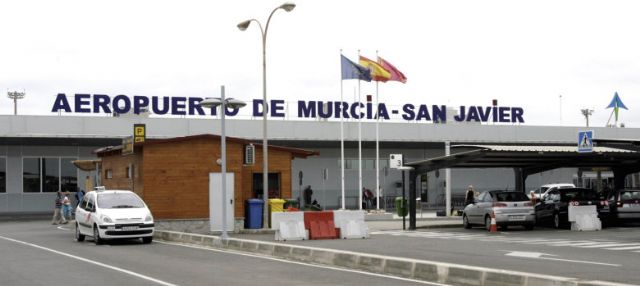 El Pleno pide que no se cierre el Aeropuerto de San Javier a través de una moción conjunta de los cuatro grupos municipales