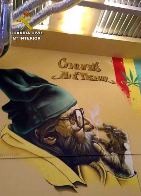 La Guardia Civil descubre un local que iba a ser empleado como club de fumadores de marihuana