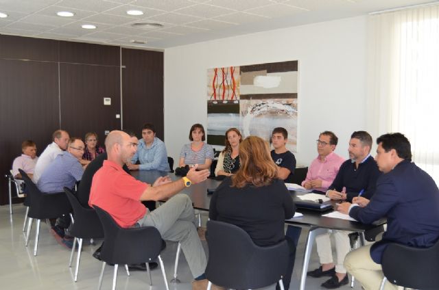 El Ayuntamiento y los hosteleros de Santiago de la Ribera estrechan su colaboración de cara a los eventos que se organizan en la localidad