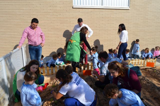 El Centro de Atención Infantil de Santiago de la Ribera ya cuenta con un huerto ecológico