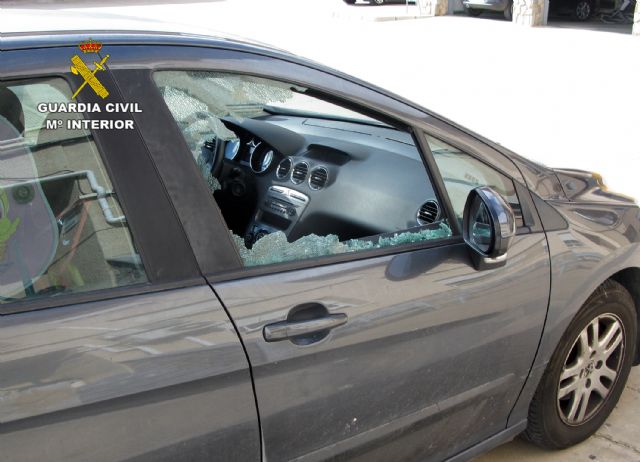 La Guardia Civil esclarece una quincena de robos en interior de vehículo