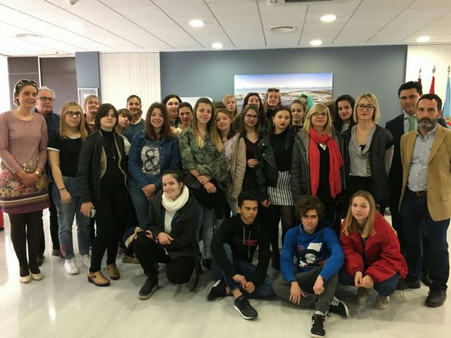 El alcalde recibe en el Ayuntamiento a estudiantes de Croacia, Lituania y Bulgaria que participan junto al IES 'Ruiz de Alda' en un programa Erasmus +