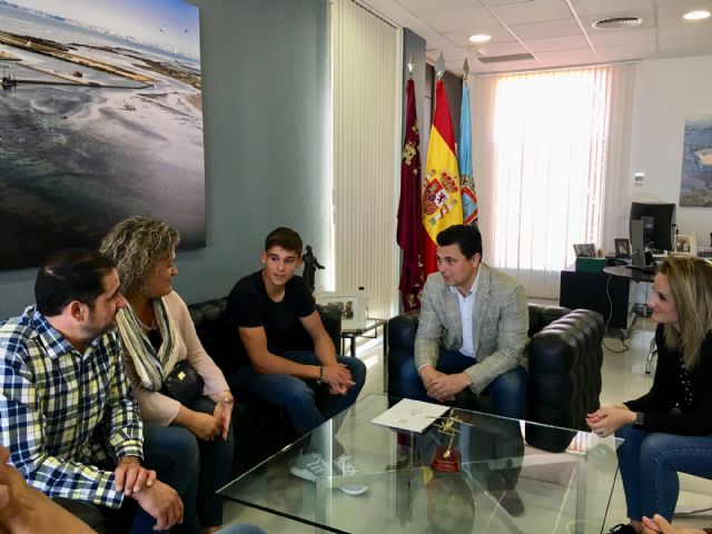 El alcalde recibe al  piragüista Pablo Francisco Sánchez, de 16 años, que  representará a España en los Juegos Olímpicos de la Juventud de Buenos Aires