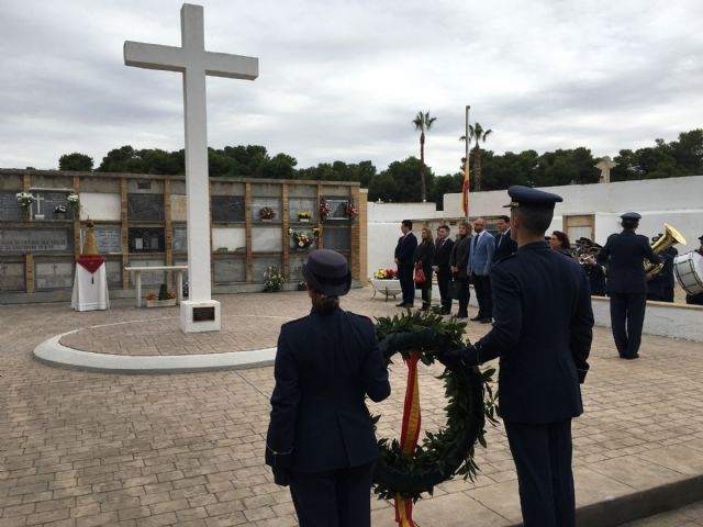 La AGA recuerda a los Caídos por la Patria en el cementerio de San Javier