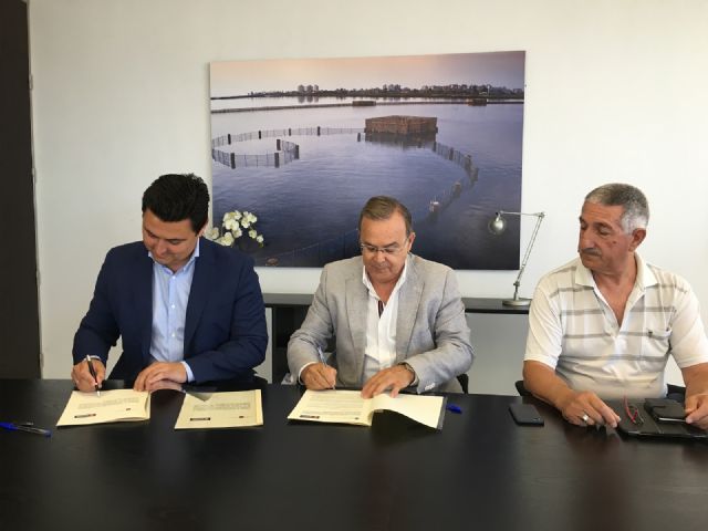 La consejería de Fomento y el Ayuntamiento de San Javier firman un convenio de apoyo a los taxistas de San Javier que recibirán una ayuda de 180.000 euros