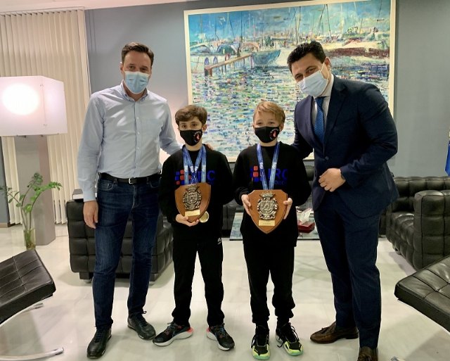 El alcalde recibe a dos pequeños gimnastas locales tras conseguir tres medallas en el Nacional de Trampolín