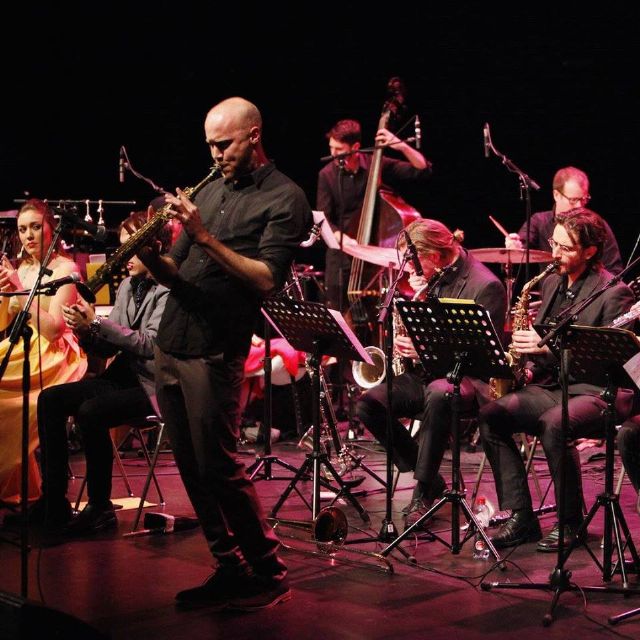 Noche de contrastes en Jazz San Javier con la espectacular BVR Flamenco Big Band y el cantante y pianista de Nuevo York, Tony Desare