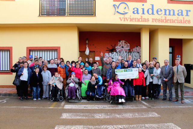 Caja Rural entrega a Aidemar lo recaudado en la bicicleta solidaria celebrada con motivo de la Vuelta Ciclista a España