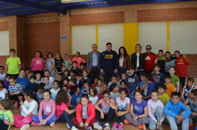 El piragüista olímpico David Cal sorprende en el recreo a los alumnos del colegio 'Fulgencio Ruiz'