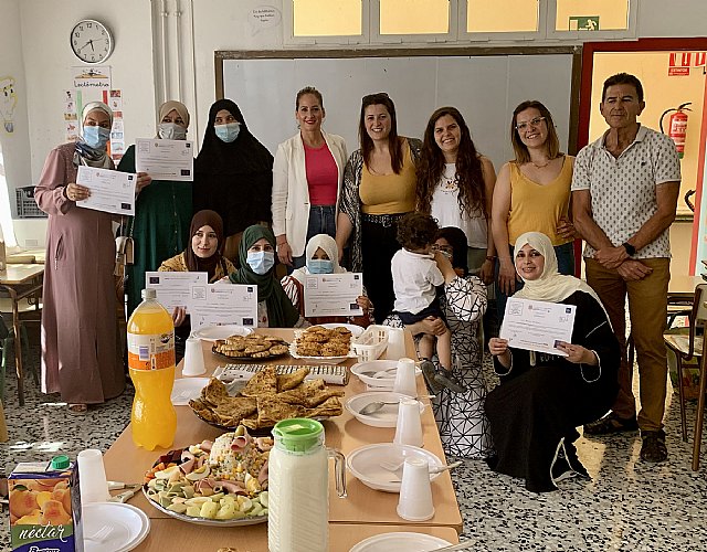 Mujeres marroquíes aprenden español para impulsar su integración social en el municipio