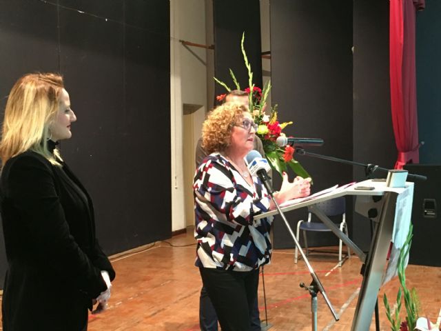 La psicóloga Juana Fuentes, especializada en atención a mujeres víctimas de violencia de género, recogió el Premio 8M de San Javier