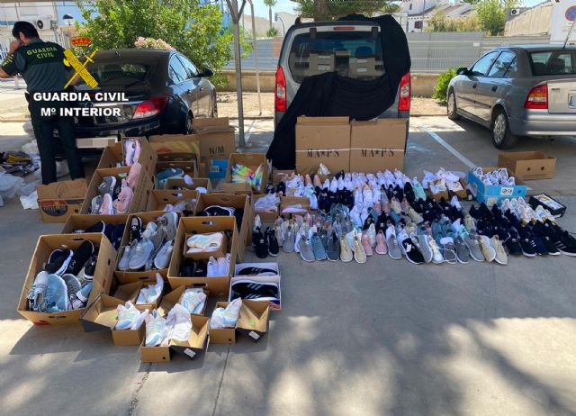 La Guardia Civil incauta cerca de medio millar de productos falsificados en San Javier