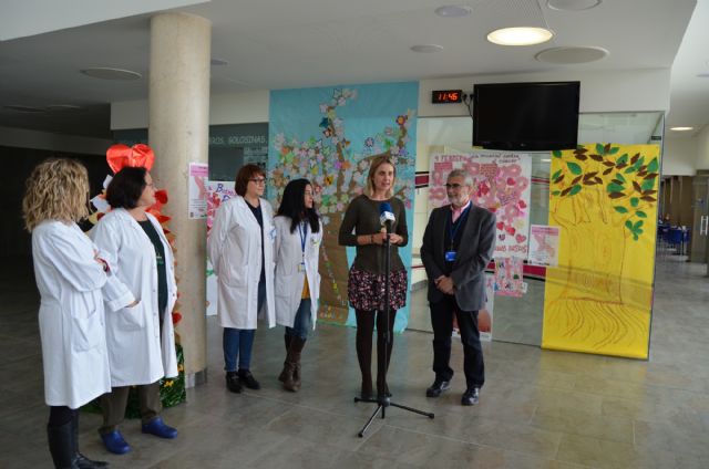 La exposición infantil 'El árbol de la vida' llena el hospital Los Arcos de mensajes alentadores frente a la enfermedad