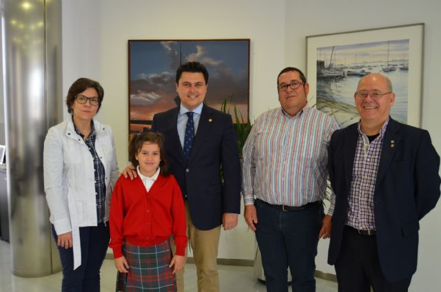El alcalde recibió a la ganadora del concurso '¿Qué es un Rey para ti?' en la Región de Murcia