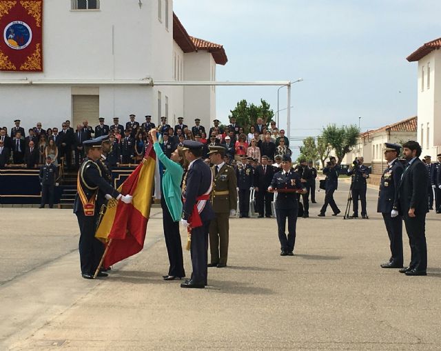 La Ministra de Defensa, María Dolores de Cospedal impuso la Orden del Mérito Civil a la AGA en el acto institucional del 75 Aniversario