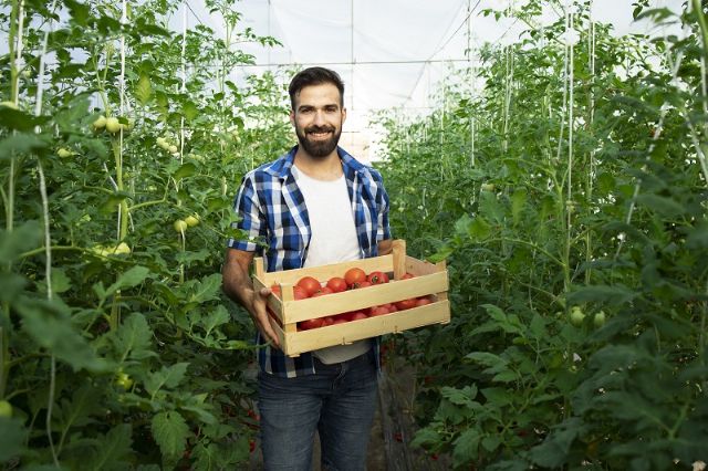 El concejal de Agricultura, Sergio Martínez anima a los jóvenes a emprender en el sector agrícola