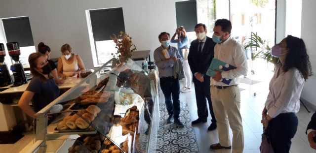El director general de Comercio, MIguel Ángel Martín y el concejal Hécor Verdú visitan varios comercios locales