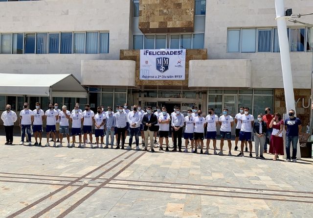 Los jugadores del Mar Menor visitan el Ayuntamiento tras el ascenso del equipo a 2ª