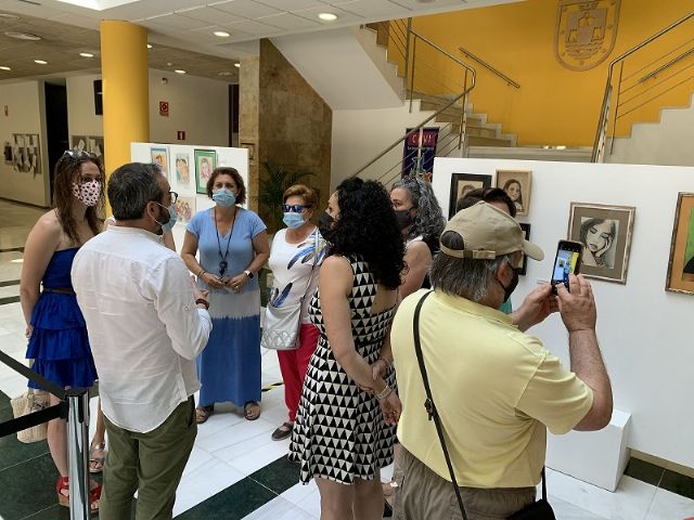 El taller municipal de pintura lleva sus obras al vestíbulo del Ayuntamiento de San Javier