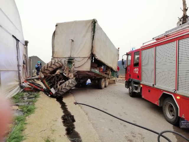 Servicios de emergencia han rescatado y trasladado al hospital al conductor de un tractor volcado en El Mirador
