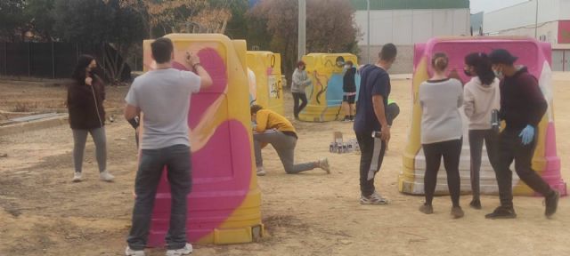 Los alumnos de un taller de grafiti se estrenan pintando contenedores reutilizados