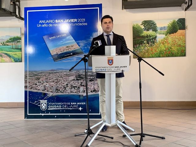 El alcalde, José Miguel Luengo presenta el Anuario 2021 'San Javier. Un año de retos y oportunidades'