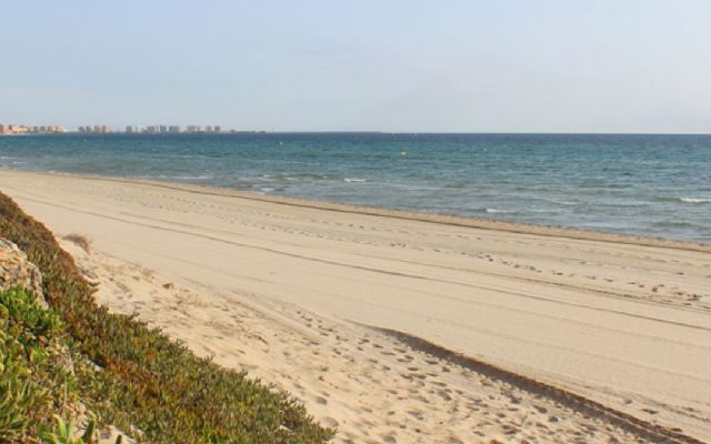 San Javier contará este año con tres banderas azules en las playas de La Manga del Mar Menor