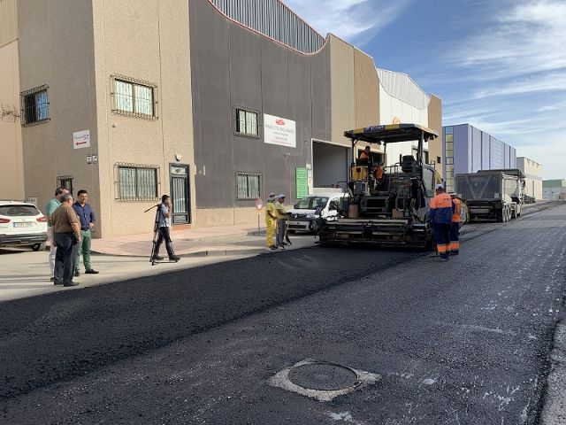 El Ayuntamiento de San Javier invierte 50.000 euros en la pavimentación de la vía con mayor tráfico del polígono industrial Los Urreas