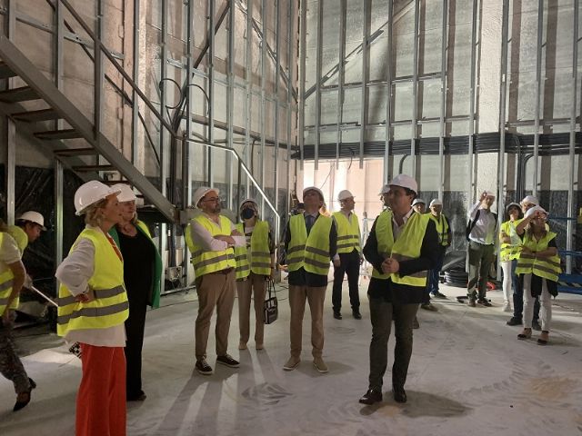 El alcalde muestra al director del ICA, Manuel Cebrián las obas del nuevo teatro de invierno que se construye en el Parque Almansa
