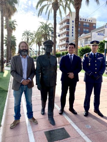 San Javier inaugura una escultura de un cadete en homenaje a los alumnos y futuros oficiales que se forman en la AGA