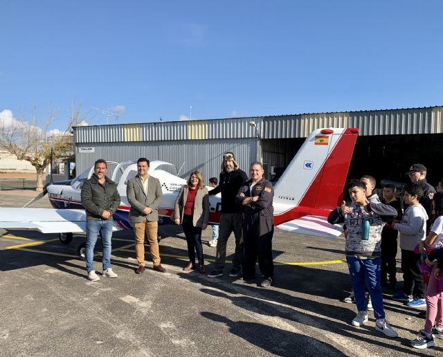 El programa educativo 'Pioneros de la Aviación' reúne a cuatro colegios del municipio para celebrar el Día de la Aviación Civil