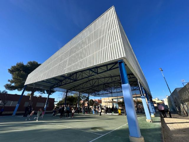 El Ayuntamiento invierte 150000 euros en cubrir la pista deportiva del colegio de El Mirador