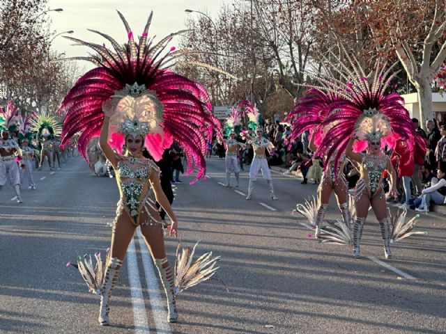 El desfile de comparsas cerró ayer domingo el Carnaval de Santiago de la Ribera