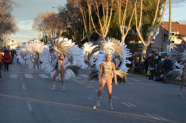 Un macrodesfile con más 2.500 personas y 50 comparsas despide el Carnaval de Santiago de la Ribera el domingo 14 de febrero
