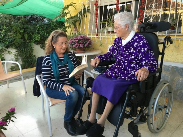 El servicio de la biblioteca municipal “Voy a leer a tu casa” se estrenó ayer, con una usuaria de 90 años