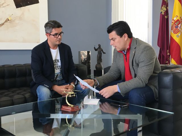 El alcalde se reúne con el ingeniero de caminos de San Javier, Justo Botella para conocer su proyecto de instalación de una compuerta en el Estacio