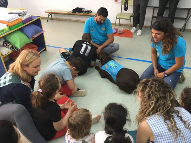 El aula abierta del CEIP 'Joaquín Carrión' y Aidemar participan con éxito en un proyecto de terapia con perros