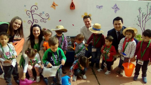 Los niños de la Escuela Infantil de El Mirador se convierten en agricultores de 'la huerta de Europa'