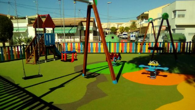 La concejalía de Parques y Jardines renueva el parque de Plaza Murcia, en San Javier