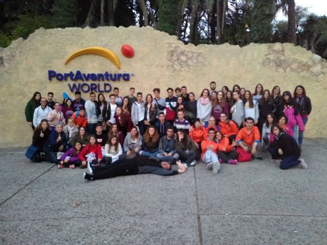 Un grupo de  62 jóvenes disfrutaron de un fin de semana en Port Aventura con la concejalía de Juventud
