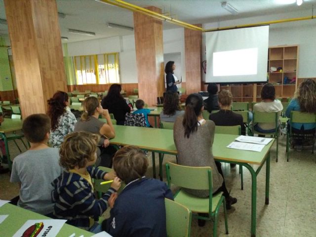 La Escuela Municipal de Familia arrancó el curso en La Manga con una charla sobre nutrición y hábitos saludables