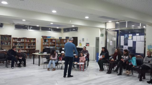 La Escuela Municipal de Familia llevó a La Manga un taller sobre 'Cómo jugar con los libros'